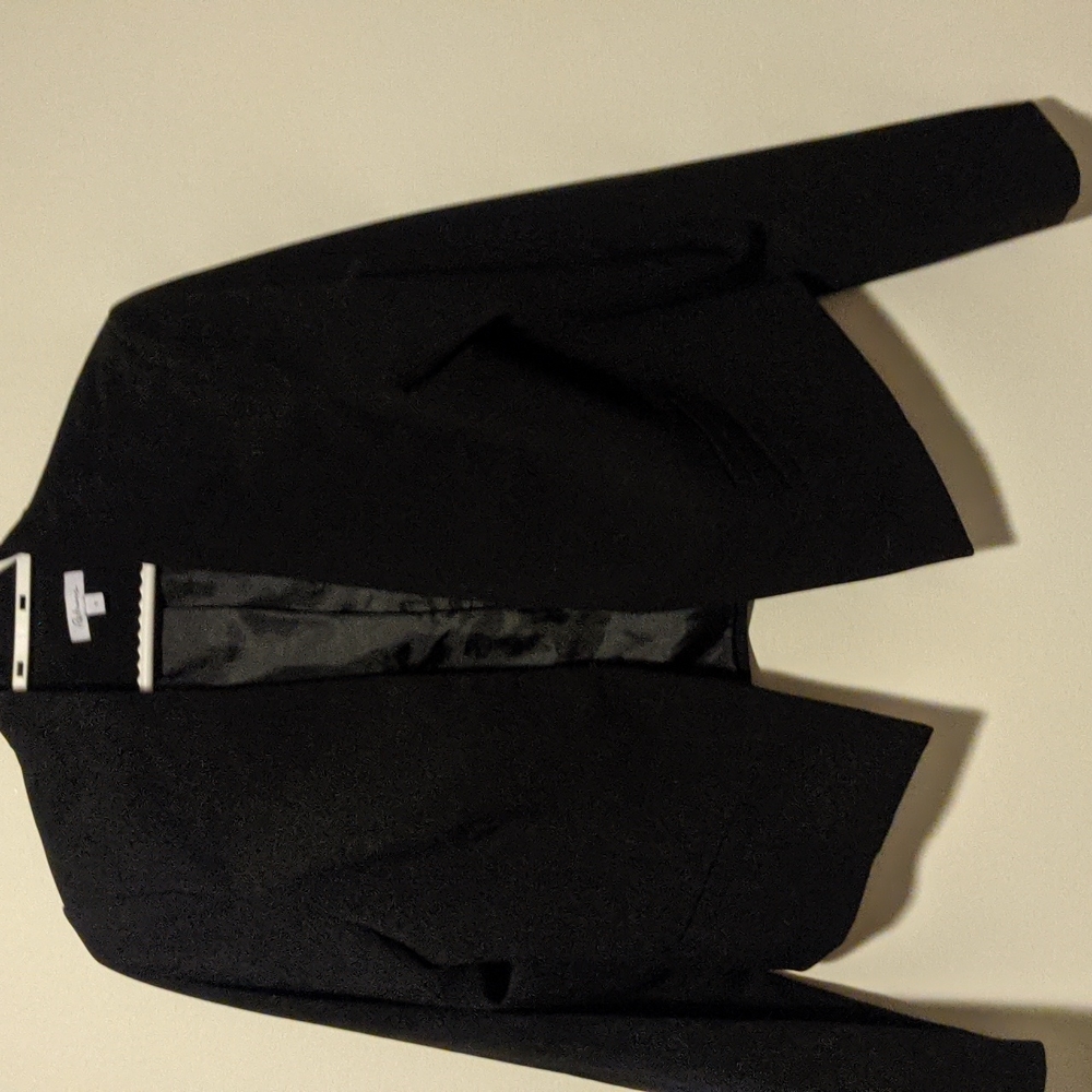 Cropped black blazer